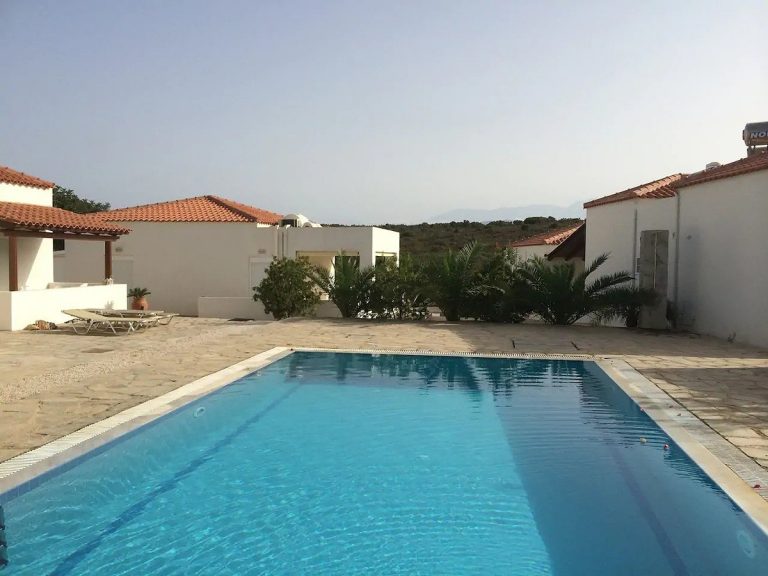 House for sale in Akrotiri Chania Crete with large swimming pool ah101
