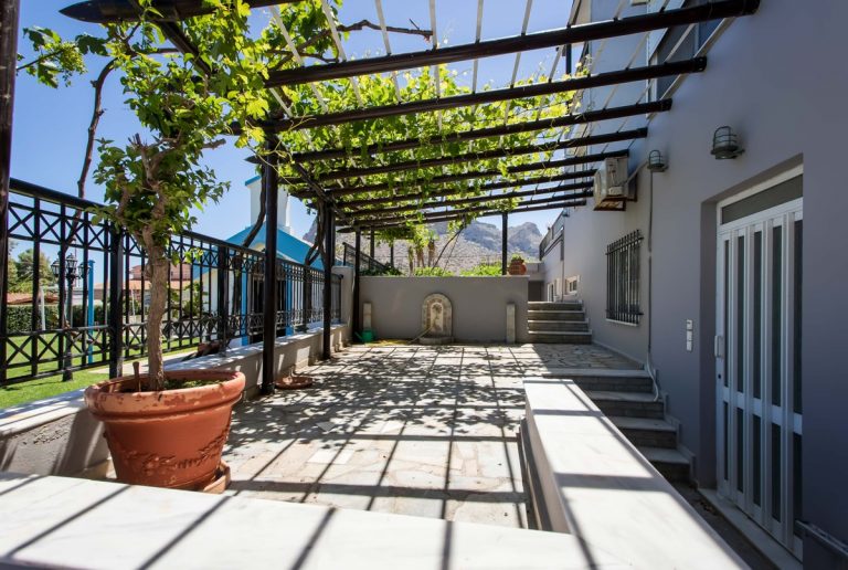 Villa for sale in Stavros Akrotiri Chania ah114 backyard