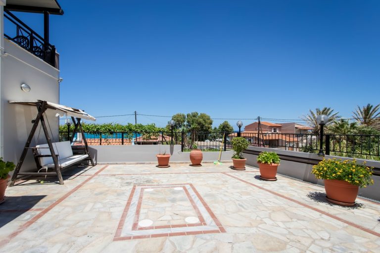 Villa for sale in Stavros Akrotiri Chania ah114 the yard