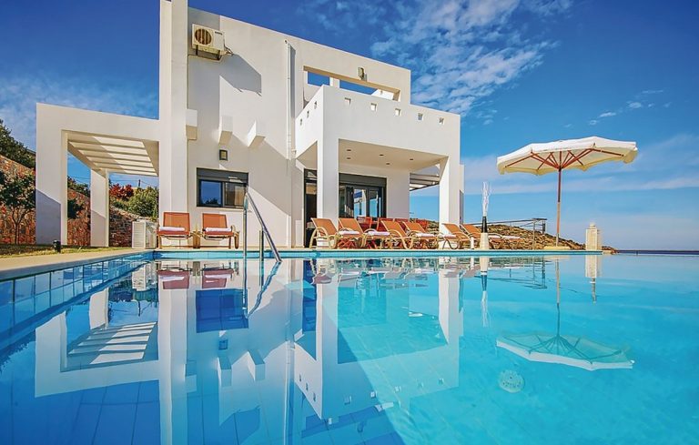 Villa for sale in heraklion hh05 exterior and pool