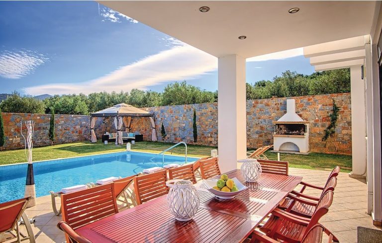 Villa for sale in heraklion hh05 dining outdoors