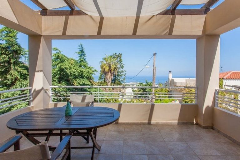 Villa for sale in Rethymno RH027 dining outside