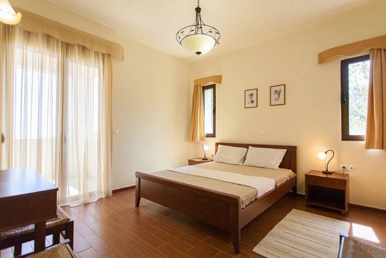 Villa for sale in Rethymno RH027 elegant bedroom