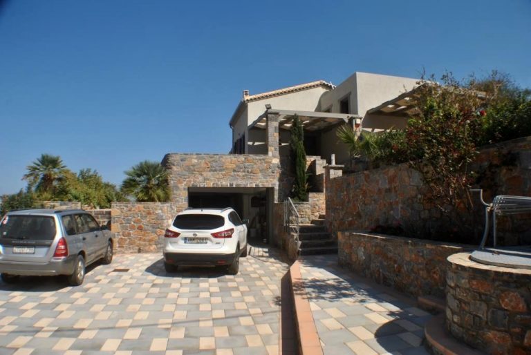 Villa for sale in agios nikolaos LH029 car parking