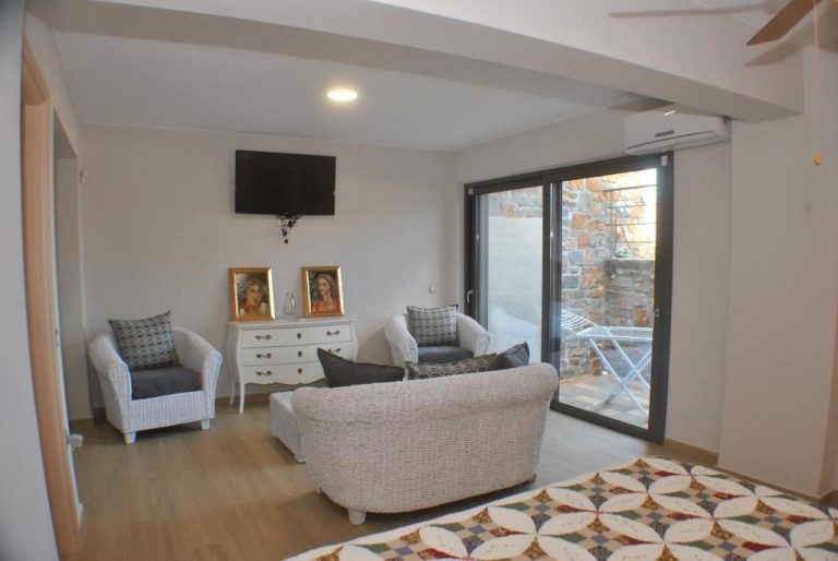 Villa for sale in agios nikolaos LH029 living room