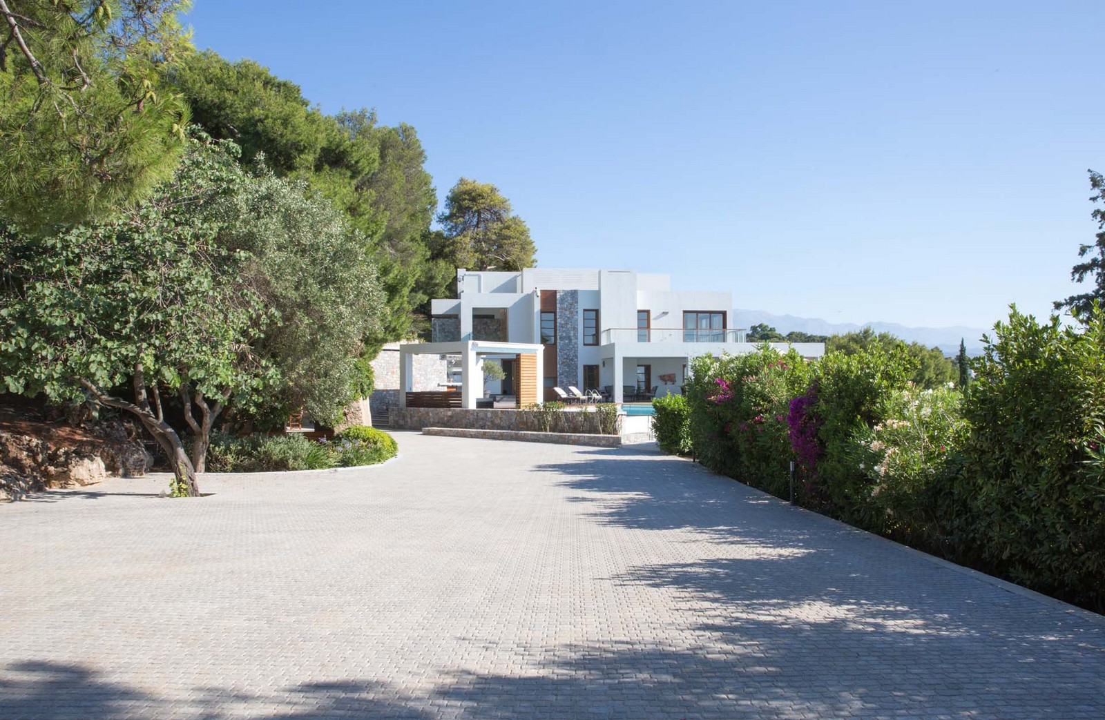 Listing photograph 19 of 51 of the house in Profitis Ilias, published by Euroland Property Group.
