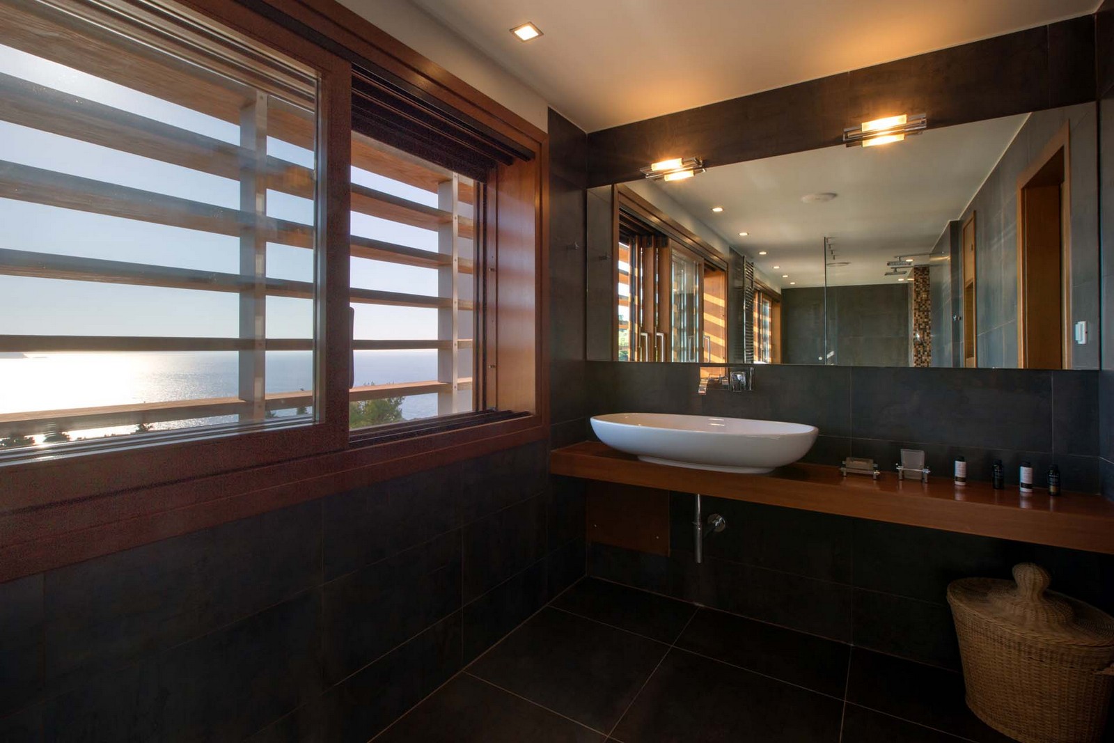 Listing photograph 46 of 51 of the house in Profitis Ilias, published by Euroland Property Group.