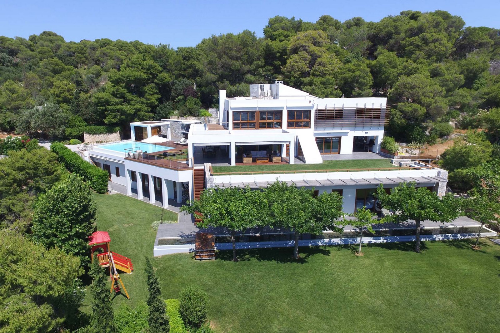 Listing photograph 11 of 51 of the house in Profitis Ilias, published by Euroland Property Group.