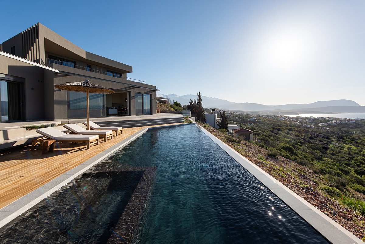 Luxury villa with infinity pool built by Euroland Property Group