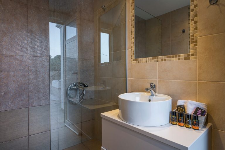 Bathroom in property for sale in Chania