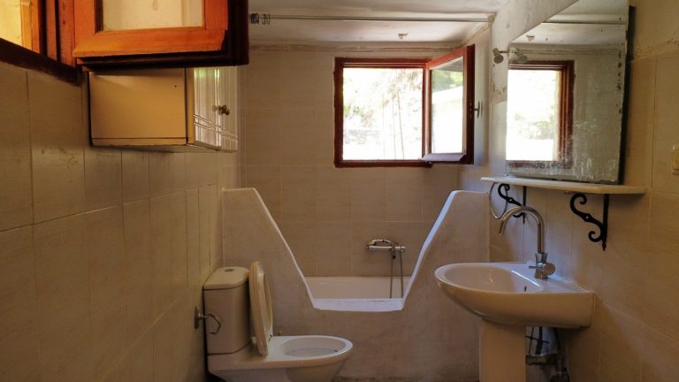 traditional bathroomin property for sale in apokoronas