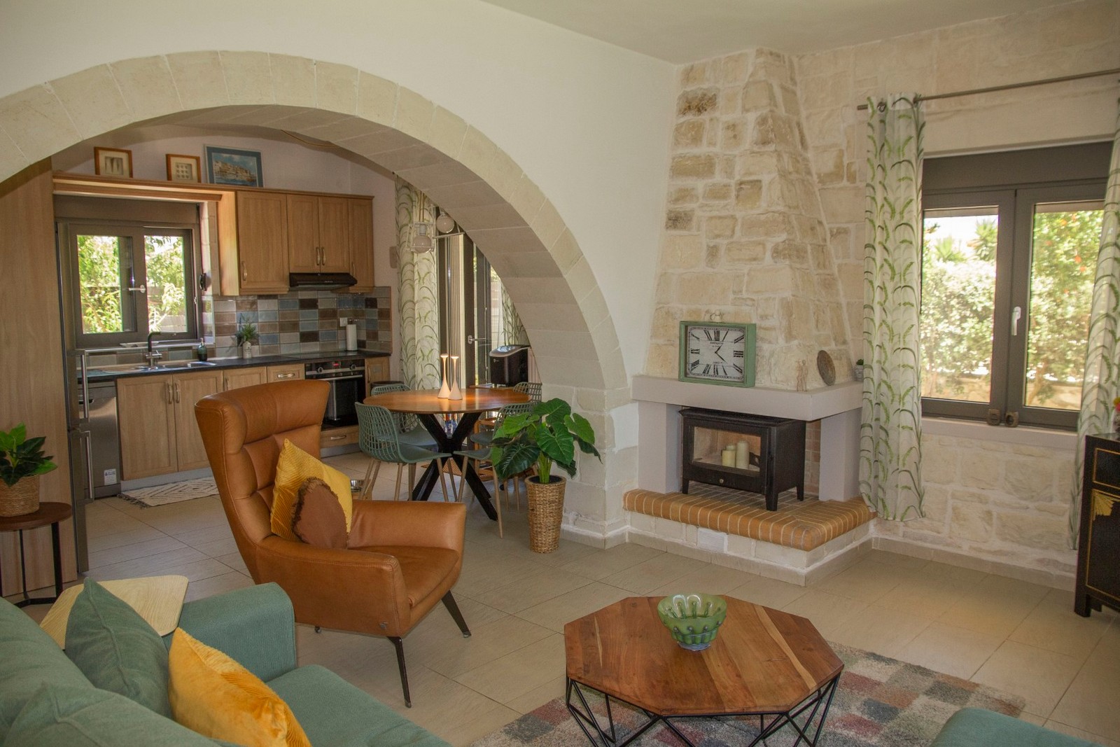 Listing photograph 5 of 33 of the house in Tavronitis, published by Euroland Property Group.