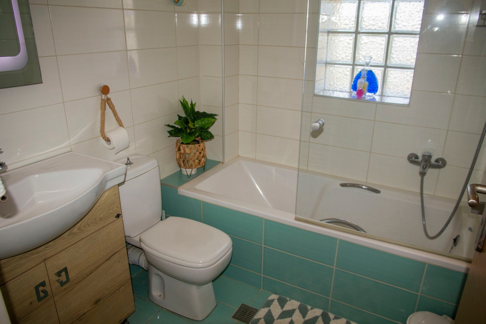 Listing photograph 32 of 33 of the house in Tavronitis, published by Euroland Property Group.