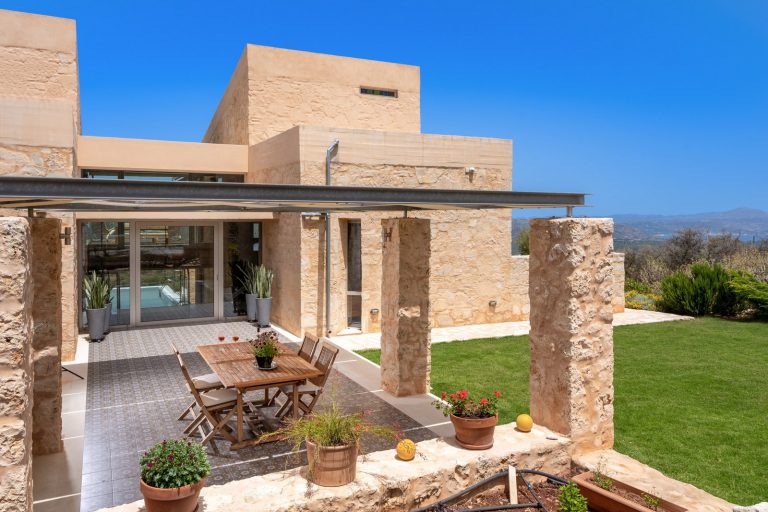 Exceptional Property with Private Pool, Mountain Views and Peaceful Surroundings