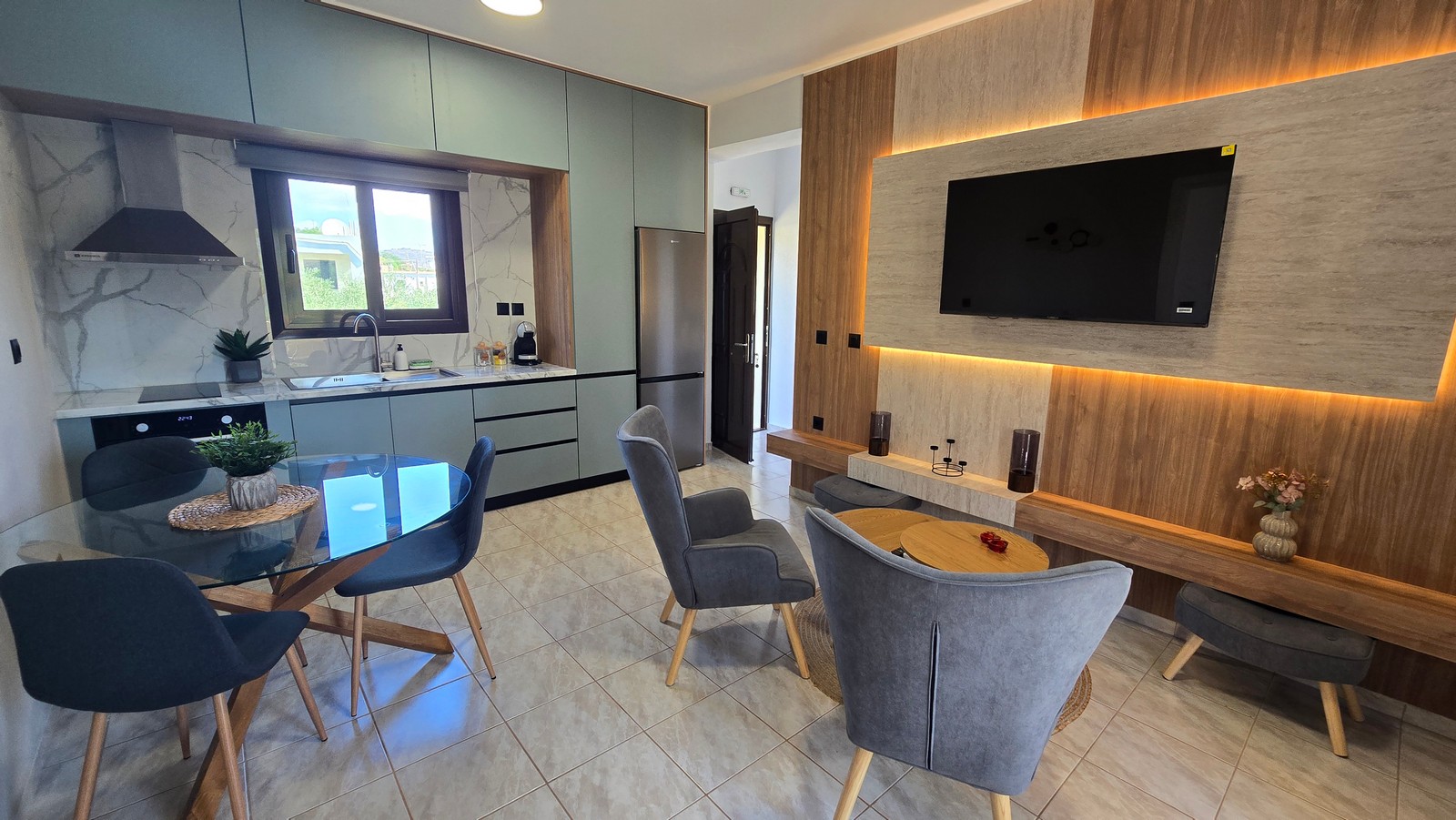 Listing photograph 2 of 13 of the apartment in Stylos, published by Euroland Property Group.