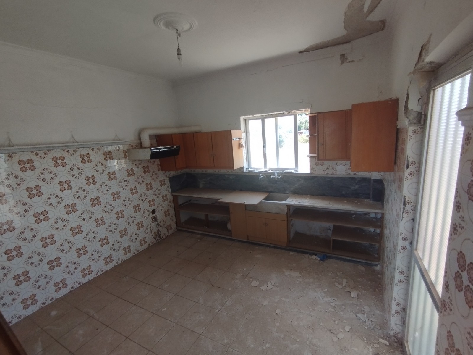 Listing photograph 34 of 37 of the house in Chorafakia, published by Euroland Property Group.